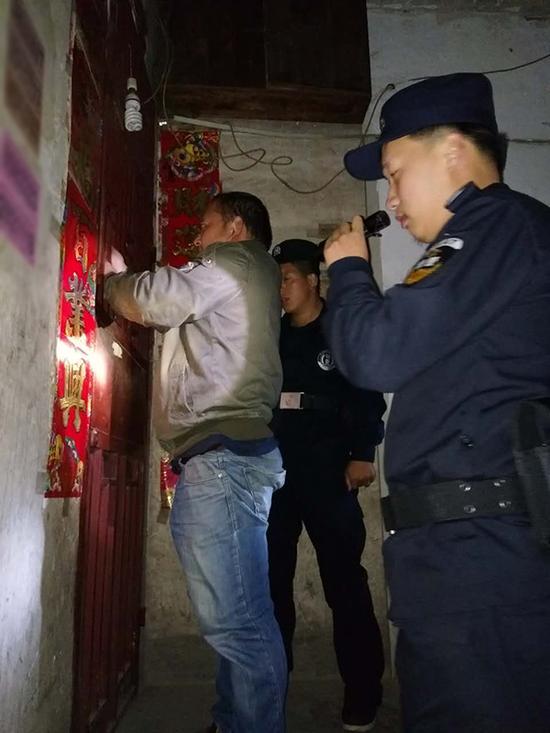 平街乡粗心妈妈误将幼女锁家中 民警全城寻开锁师傅开门